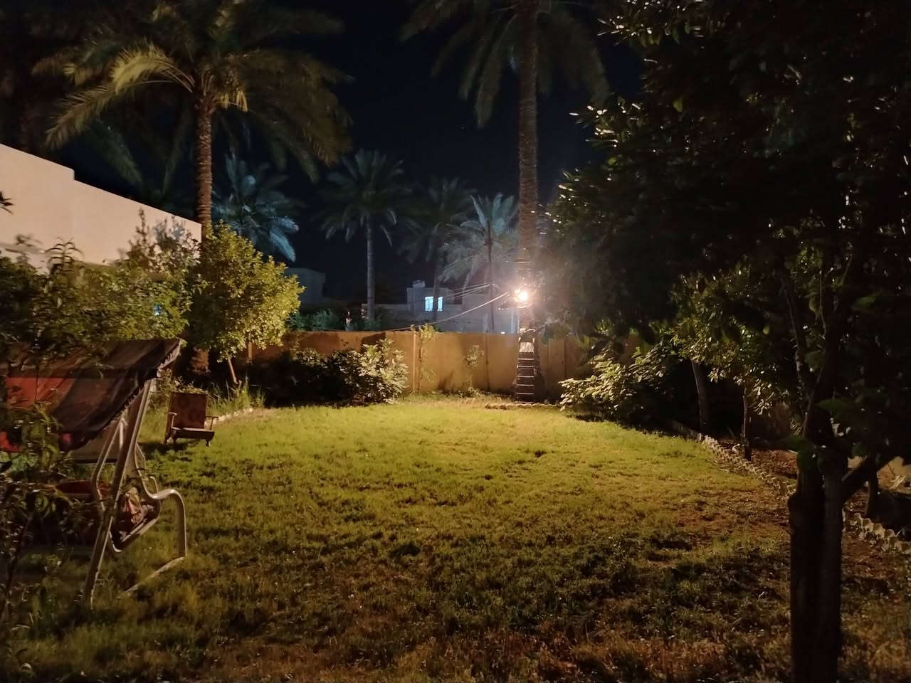 بيت كبير جدا 6 غرف نوم 6×4 واستقبال9×4 وهول9×4 وصاله كبيره ومطبخ بناء نظيف جدا مساحة البيت الكليه نصف دونم واجهة 25 قريب جدا من الشارع العام ماء وكهرباء وتبليط مجاري تحيط بي الخدمات مدارس واسواق تحويل ثاني بالطابو سند 25 
العنوان بغداد 
المدائن
 منطقة الجعاره
للاستفسار ***********
