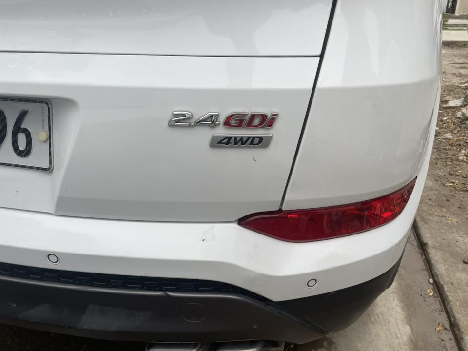 السلام عليكم اخواني وتحية طيبه للجميع 
سيارة توسان 2016 خليجيه ابيض شكل 18
محرك 2400 gdi
ماشيه 150 الف
فور ويل 
جلد وكلش نظيفه السعر 17250$
بيها بعض الملاحظات البسيطه
***********
