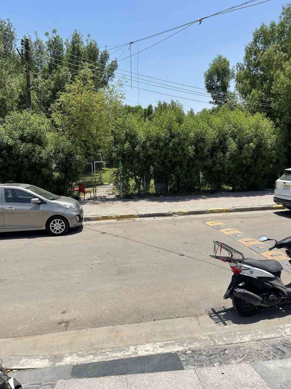 سلام عليكم بيت لبيع حي الجامعه شارع الكهرباء مقابل جمعيه النسيج مساحه 100 متر بل سند بس هوه 105 ثلاث طوابق 5 نوم 3 حمام مدخلين صاله ومطبخ كراج سياره وحديقه صغيره ومقابيل البيت تشجير مساحه 600 متر حديقه مزروعه حمضيات وتين ونخل كلش حلوه البيت نقصه واجه فقط السعر خاص أول الاتصال ***********
