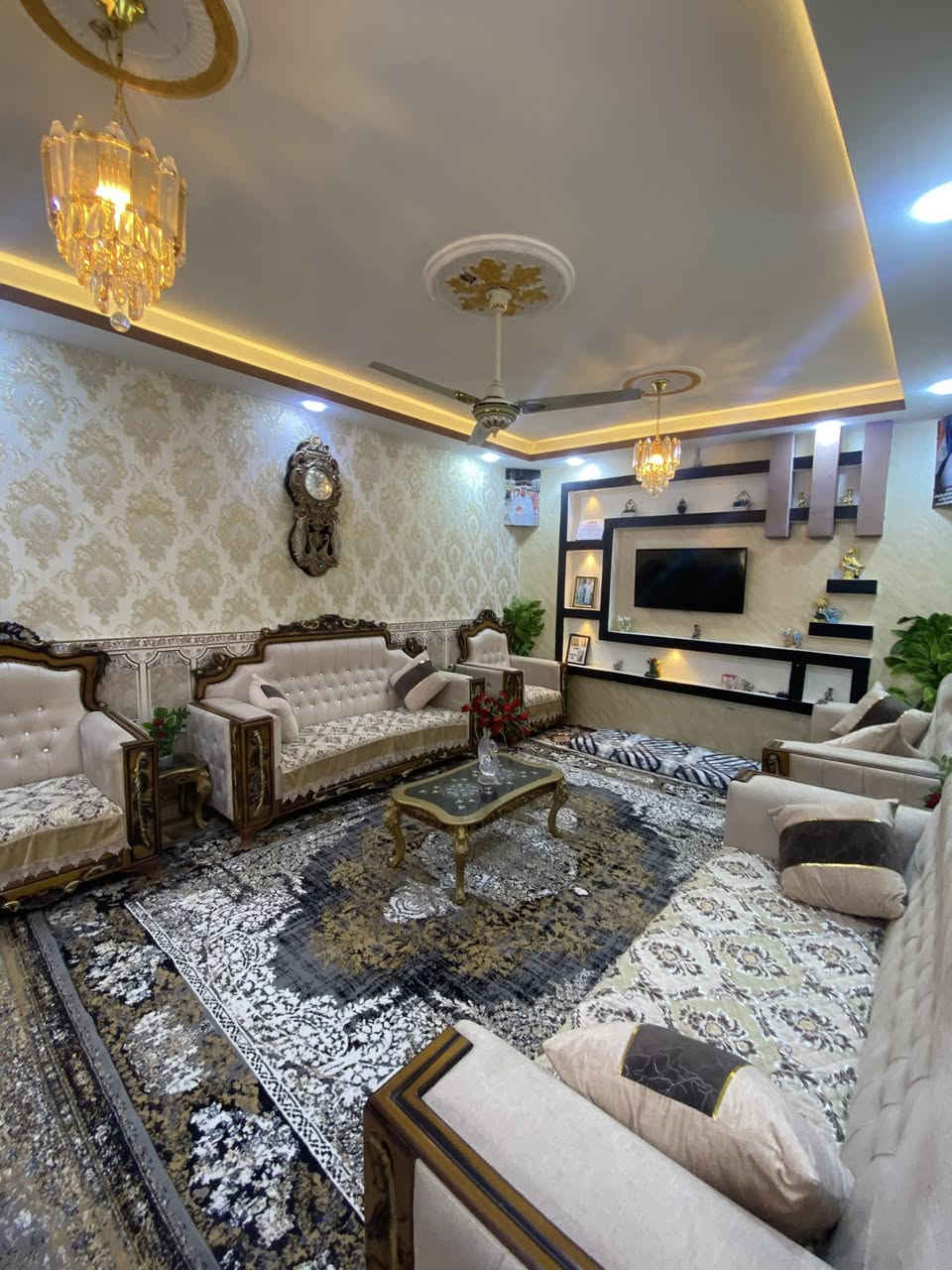 منزل للبيع في كربلاء المقدسة منطقة الجاير
المواصفات العامة:

المساحة 100 متر مربع.

نظام البناء طابق ونصف.

مادة البناء طابوق.

الموقع الجاير بالقرب من صيدلية صافي الصفاء.

يقع البيت داخل فرع مغلق بعرض 7 أمتار.
التفاصيل الداخلية:
يحتوي البيت على غرفتين نوم.

غرفة استقبال منفصلة تماما.

مطبخ منفصل.

يحتوي على 3 صحيات.
يحتوي على خلفيتين (منور).
المميزات والموقع:

يبعد عن الإمامين مسافة كيلو ونصف تقريبا.
نوع العقار سند 25.
للتواصل والاستفسار يرجى الاتصال على الرقم:
 *********** متوفر واتساب 💗
