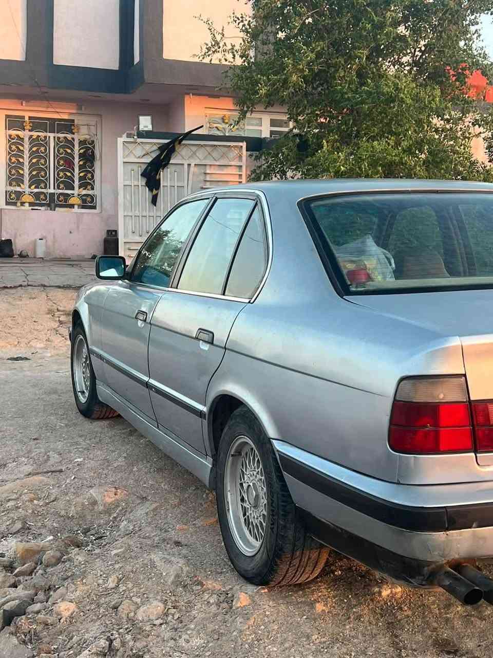 السلام عليكم BMW موديل 93 اصل سنويه بسمي رقم بابل الجديد محرك فانوس بيه بخار قليل كير جديد حداديه جديده بدون ضربه صبغ جماليه فتحه سقف مكان سياره حله مركز *********** السعر 60 $ بيه مجال
