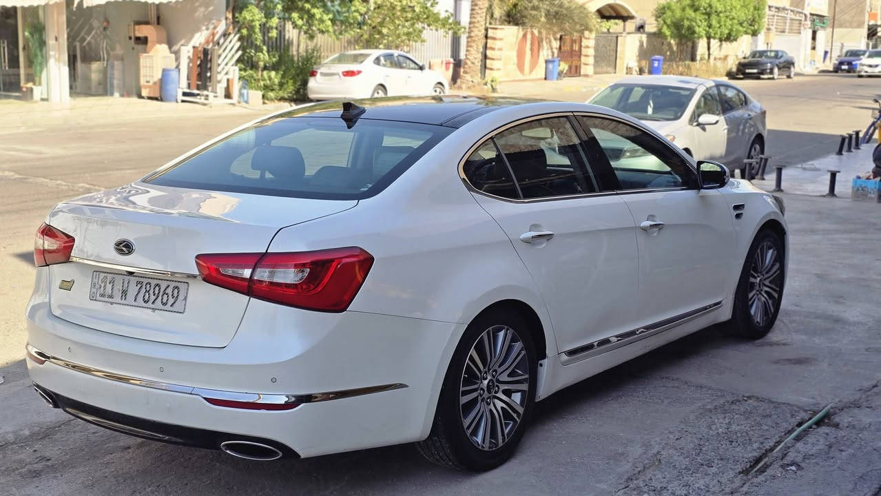 كيا كادنزا 2015 امريكي ماشيه 135 رقم بغداد 
كير محرك مكفول محرك 6v سلندر تخم تاير تبريد ثلج صدرها جديد فول موصفات بصمه بنوراما كشن جلد وكهرباء تادقئه 
بيها 3 قطع صبغ السعر 113 بيها مجال بسيط 
الاستفسار *********** مكاني بغداد السيديه
