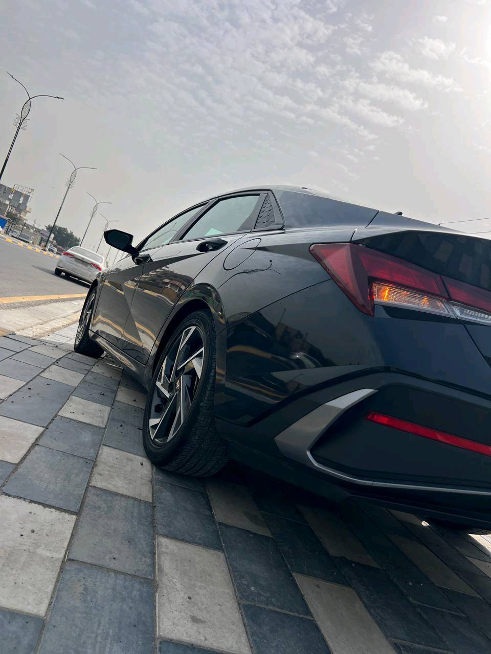 سيارة هيونداي إلنترا موديل حديث للبيع، باللون الأسود الأنيق. السيارة بحالة ممتازة من الداخل والخارج مع مقاعد مغطاة لحمايتها. مزودة بعدد من الميزات الحديثة والمريحة. التصميم الخارجي يعكس الفخامة والديناميكية، مما يجعلها خياراً مثالياً للاستخدام اليومي.