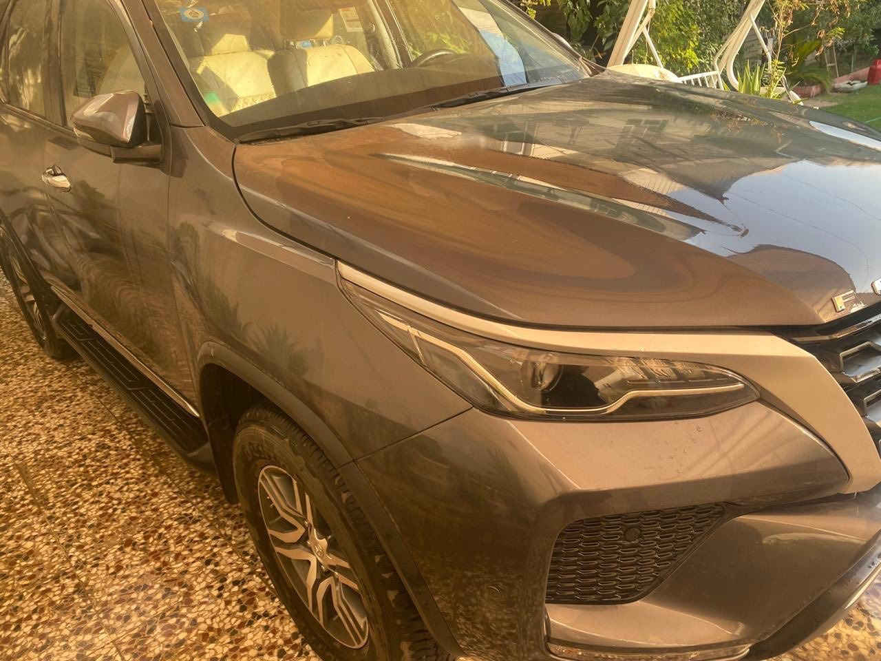 السلام عليكم …
فورچنر 2023 خليجي مكفولة رقم بغداد انگليزي 
تحويل مباشر السيارة بإسمي والسيارة زيرو وعلى ايدي..
المواصفات :
محرك 2700cc تنفس طبيعي 
4 سلندر 
نظام ECO , PWR
تحكمات ستيرن 
شاشة Carplay , Android Auto 
كامرة وحساسات امامية وخلفية 
عدد المقاعد 7 
3 قطع تبريد 
لايتات LED + لايتات نهاري 
السيارة 2 wheel drive
مرايا جانبية كهرباء شفط ومانع انزلاق
السيارة جديدة بمعنى الكلمة مكفولة من الصبغ والضرر عدا شخط بالباب الخلف الصدر ..
سعر السيارة 290$ وبيها مجال 
مكاني زيونة للأتصال :

***********
