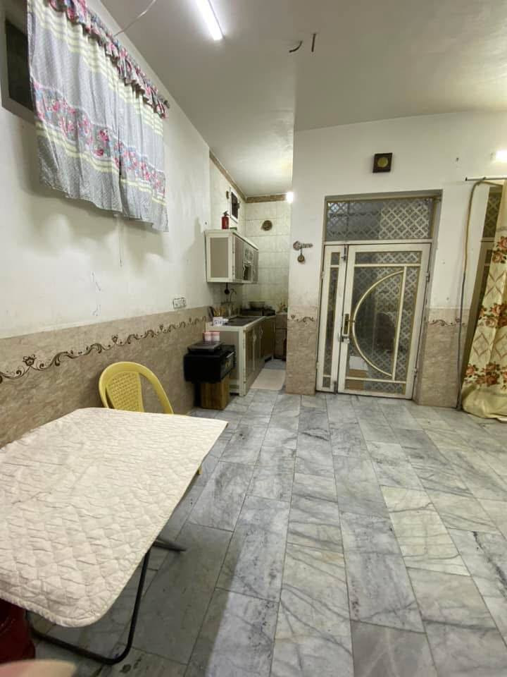 يا الله بيت للبيع المساحه 68 متر النجف الاشرف حي ميسان شارع عين 10 ركن موقع حلو غرفه صاله واستقبال ومطبخ ارضيه مرمر سيراميك الجدار اساس صب السقف كونكريت ناقص تشاريف ولبخ الواجهه الاستفسار مراجعه مكتب بركات اهل البيت***********
