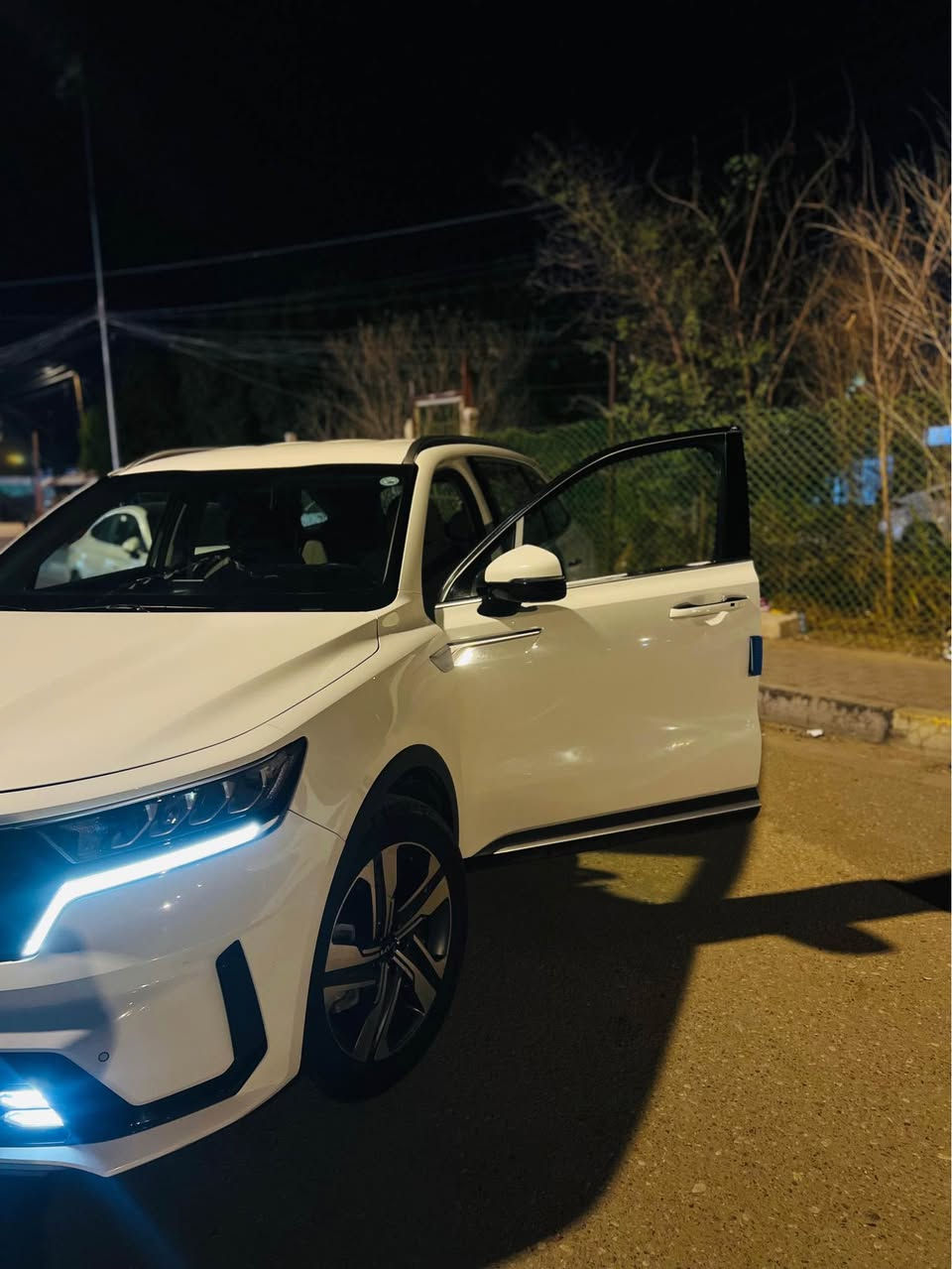 السلام عليكم 
كيا سورنتو 2023 خليجي 6 سلندر 
بصمه تشغيل 
بصمه ابواب 
تشغيل عن بعد 
جنطه كهرباء 
كشن كهرباء 
ماشيه 85 
بيهه كارت بنص البابين السايق والوراه 
وبيهه اصبعين كارت بالجاملع الخلفي 
السعر 285 وبي مجال 
البصره المعقل 
*********** البصرة, العراق
