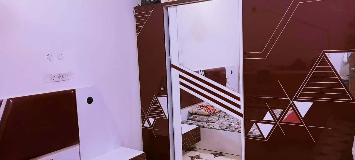 غرفة نوم تركيه 8 قطع باب أول شد وحل 
كل ضرر مابيها فقط سجج مجرات تبديل
تخت خشب بلوك اسود مشتغله على حسابي
دوشك نفرين طبي طبقتين 
السعر 300 مال بيع مستعجل 
مراسله واتساب ***********
