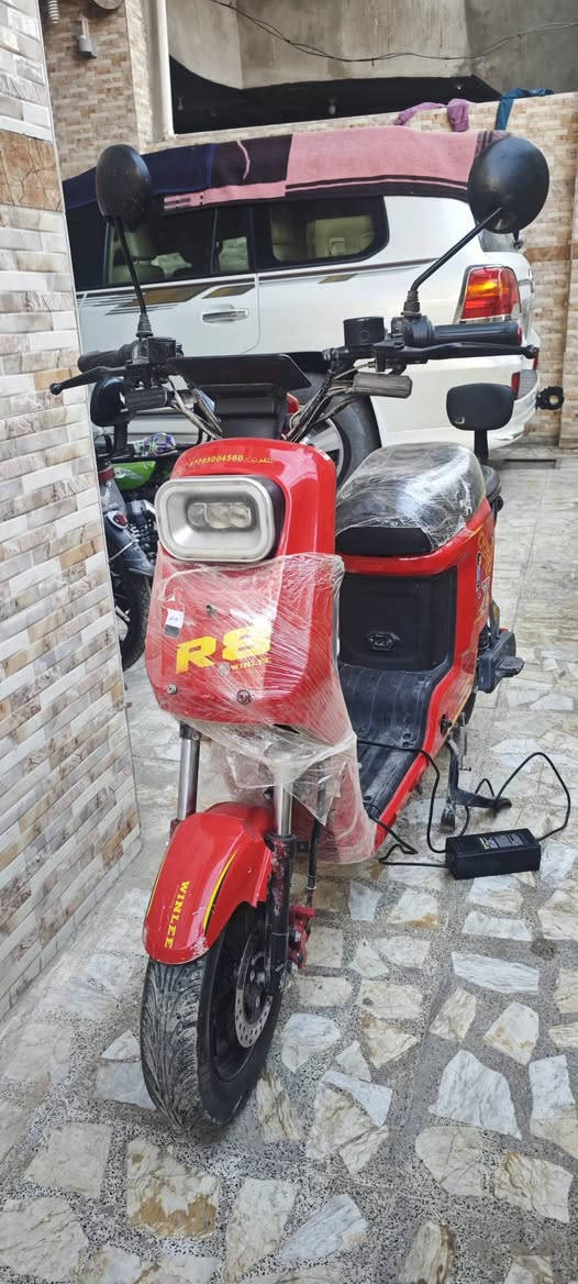 سلام عليكم 
دراجه شحن نوع R8 
مواصفات فول
نضام بك رجوع 
نضام وقوف 
بريكات خلفي وامامي 
بلوتوث 
اشاير خلفي وامامي 
5 بطريات جدد صارلي 5 ايام من بدلتهن وعل فحص 
زنون عالي وناصي
بصمه وسويج 
نشرات ريان منها بيها 
مكاني نجف حي السلام سعرها ب 350 ملاحظه الدراجه عل فحص 
رقمي لل تواصل ***********
