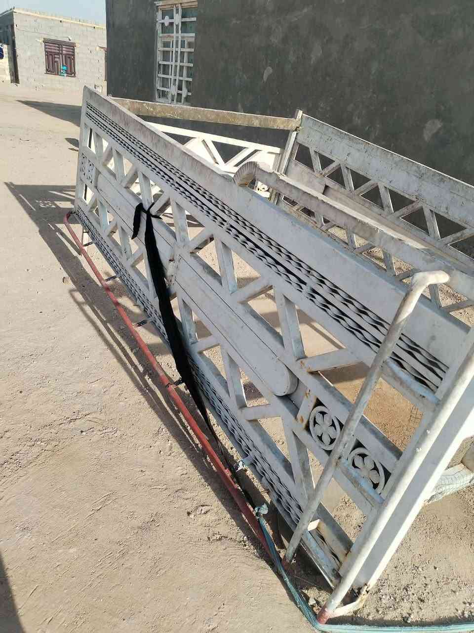 سلام عليكم محجر نثيه ابو الصاروخ 
العنوان طريق نجف كربلاء عمود 1175 السعر 300 وبيه مجال ***********
