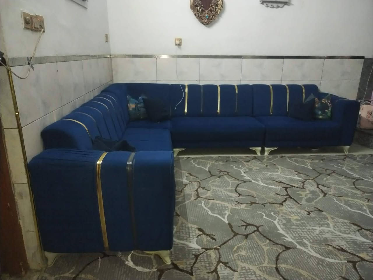 للبيع تخم تزكام 11 مقعد ديوان نظيف السعر 500 بي مجال المكان بغداد الزعفرانيه لتواصل *********** متوفر واتساب
