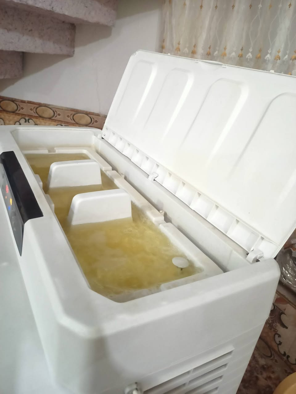 للجميع
السلام عليكم 
كمفيره للبيع كبيرة الحجم كما مبينه في الصور 
ثلاث سرعات 
استخدام قليل اخت جديدة تجي تشوفها بنفسك 
لاتصال/***********
السعر/150

