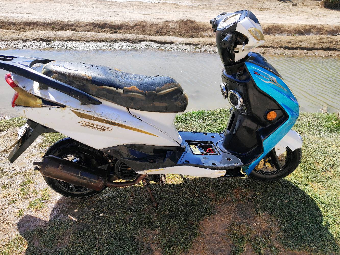 دراجة سكنس ثعلب نثية محرك كوري مديل 2021 دراجه نضيفه وقتصادية ماتصرف نهائيا سرعتها 60 يعني المرور مايحاسب عليها نهائيا كهربائيات شغالة وحته شادلها امبي ثري بس ماادري شبيها عطلت عندي واني امشي وعفتها ورحت للشغل وهسه اريد ابيعها لان مافارغ الها الدراجه عوزها ترتيب بسيط وحته تصليحها مايكلف 25 لو 30 الف مكاني الناصرية شطرة ناحية ال سليمان  