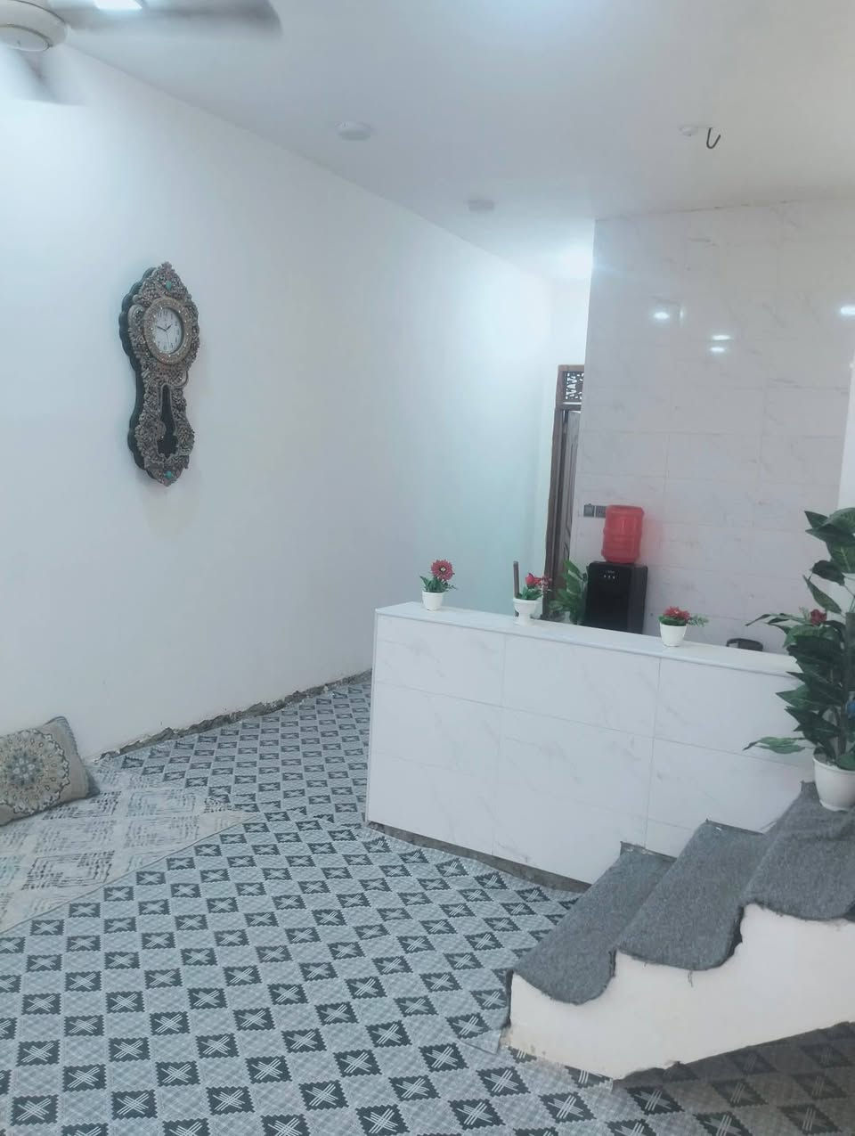 بيت للبيع زراعي سند 25 مشمول بلتطويب معامله كامله مساحه 100 5×20  غرفه نوم + صاله + مطبخ + براني  البيت شغل درجه اولى فقط نقص الارضيه عنوانه التقيه الثالثه داخل مجمع الروان  كامله خدمات كهرباء + موالده + انترنيب ضوىي + تبليط ***********
