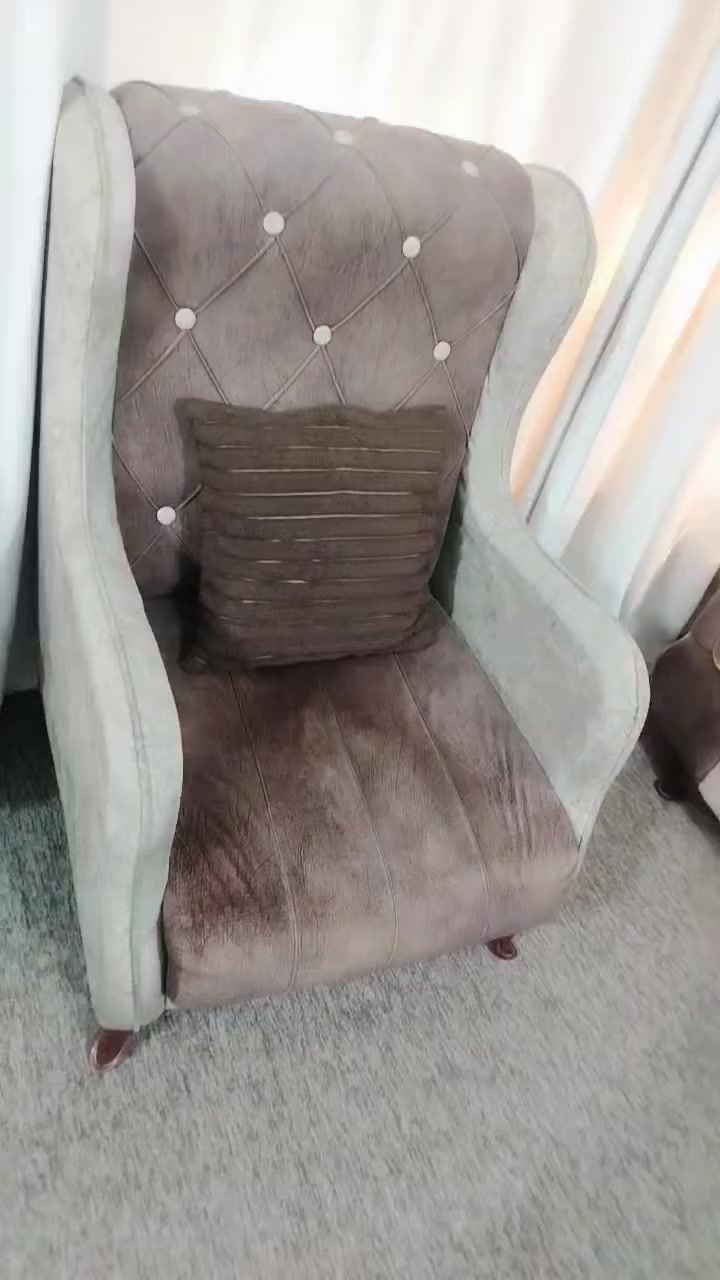 سلام عليكم تخم 7 مقاعد نظيف للبيع مابي اي ضرر اسفنج ضغط عالي قنفه ام 3 مقاعد  وقنفه ام 2 و 2 كراسي سعره 200 وبي مجال مكاني بغداد منطقة الحريه ***********.
