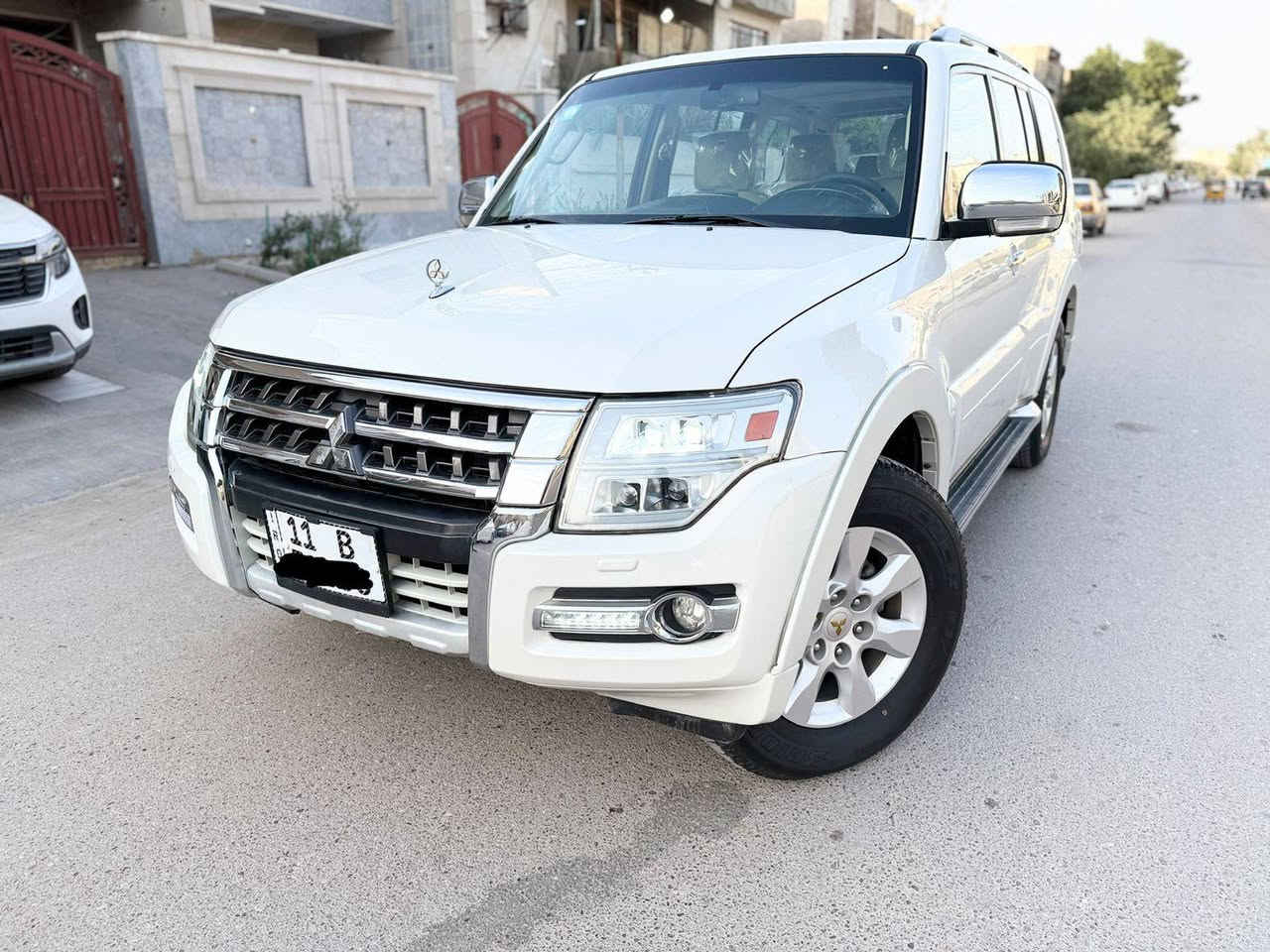 السلام عليكم ورحمه الله وبركاته.                                      باجيرو موديل 2010  خليجي حبتور فول مواصفات1/1  لون صدفي.    مكينه 6سلندر 3500                             فتحه سقف.                                        داخل صاج              كشنات جلد  كشنات كهرباء جهتين.                                           مرايات شفط.                                      7راكب                                                3قطع تبريد     شاشه أندرويد   كامره  فور ويل      ،تحكم ستيرن    حساسات خلفيه        ثلاجه       دمامات امامي وخلفي   ومعروفة مواصفات الحبتور بعد.     سياره على وضع الشركة برغي مامفتوح بيها   كير    مكينة    صدر.    تخم  تاير.   كله  جديد  مابيها اي نقص    مكفولة  من الضربه والصبغ والتبديل ماشيه 72 ألف رقم بغداد الإنكليزي الجديد بسمي  العنوان  بغداد  الإتصال على الرقم***********
