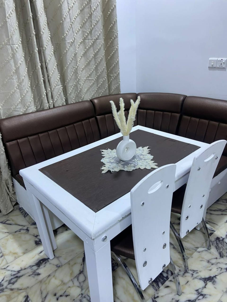 كونر طعام مع الميز كامل تصميم راقي يصير مخزن السعر 275 وبي مجال المكان دورة للمراسة خاص او وات ساب *********** وات ساب فقط

