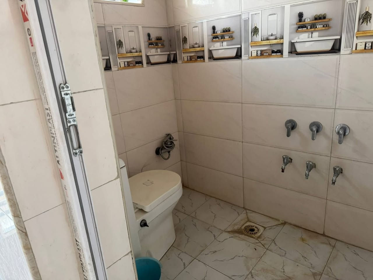 يالله السلام عليكم يعلن مكتب الخبير عن وجود دونم مشيد عليه دار حديثه بناء طابوق مسلح
تتكون الدار من غرف عدد اثنان صاله مطبخ استقبال صحيات 
الدونم طابو زراعي سند 25
ابعاد الدونم 50في50متر
موقع الدونم طريق مسيب كربلاء  عامود 650
يبعد عن الشارع الرئيسي تقريبا 400مترتبليط  للباب شارع عرضه 10متر
السعررر. 275 مليون بي مجال 
الاتصال ***********
