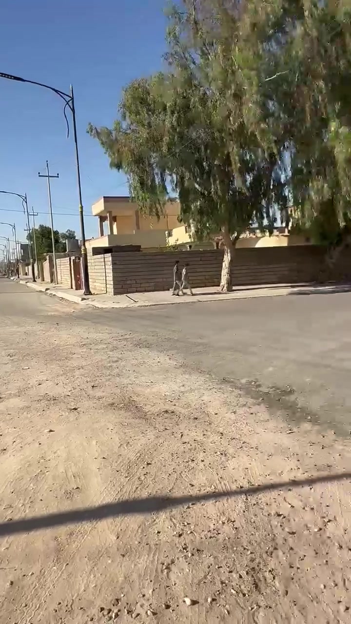السلام عليكم
دار للبيع بيجي حي العصري 
البيت صدر طير 
وجه 11م نزال40م
يتكون من استقبال+مطبخ حار بارد+صاله وسطيه+حمامات+غرف عدد2
كراج واسع حديقه خارجيه
للاستفسار الاتصال:***********
