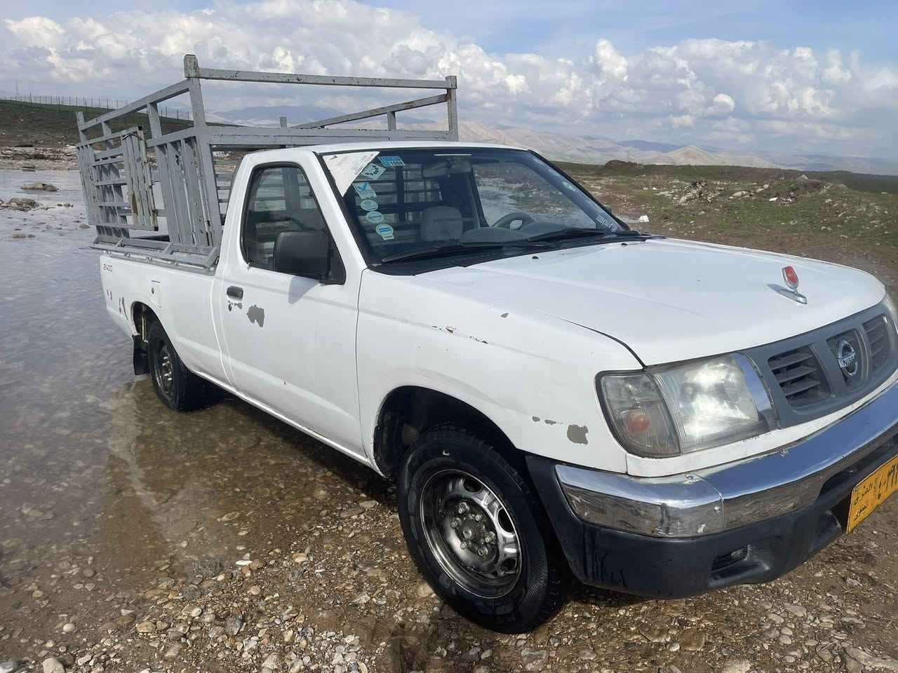 نیسان. ٢٠٠١ تەبریدە. پاوەر. نیە. مەکینەو. گێرو. ئەکسلی. بەشەرت.  مەکینەی هەرچەن پێی برۆی.  رۆن.  کەم ناکات
   
هەیکەلی.  زۆر جوانە. نەتەپیوە.  
بۆیاخیشی یەک بستی. هەیە.  بەلام. بۆیاخی تەنکە. هەلیداوە. 
ناو دەری جوانە.   ئارمی پلاستیکە.  سەنەویشی لەگەلایە. بەشەرتی. حاسیبەو. خەرامە
***********
