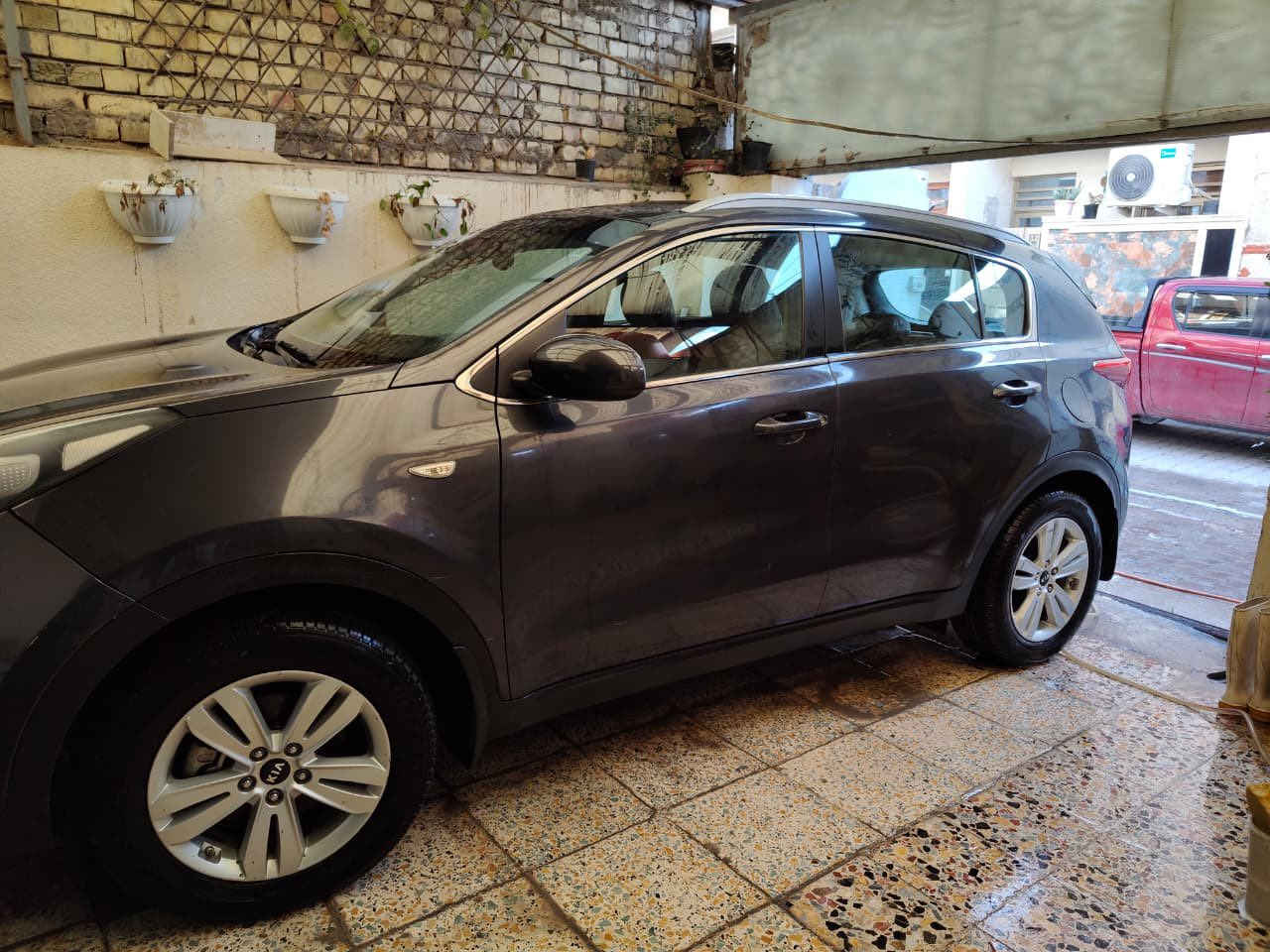 KlA SPORTAGE المواصفات / 2017 خليجي
-تحكم ستيرن 
-محرك GDi
-بطارية جديدة 
-اطارات جديدة 
-مواصفات عادية 
-اللون رصاصي 
-مابيها ضربة 
-ماشية 150 حقيقي 
-گير ومحرك حاله جيدة 
-طخات بسيطة بدون حادث 
السعر 155$ وبيها مجال بسيط
***********📞
