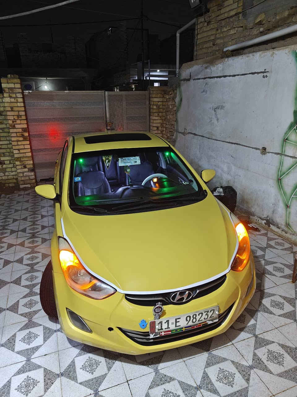 السلام عليكم 
الانتره 2011 للبيع رقم بغداد باسمي 
أمريكي 1800 
فول مواصفات ماعده البصمه داخل جلد أسود 
تخم تاير صدر خير من الله 
سياره جاهزة للشارع 
حادث جاملغ خلفي وقبق جنطه تبديل فقط 
الاتصال على الرقم *********** 
عنوان كوت واسط
