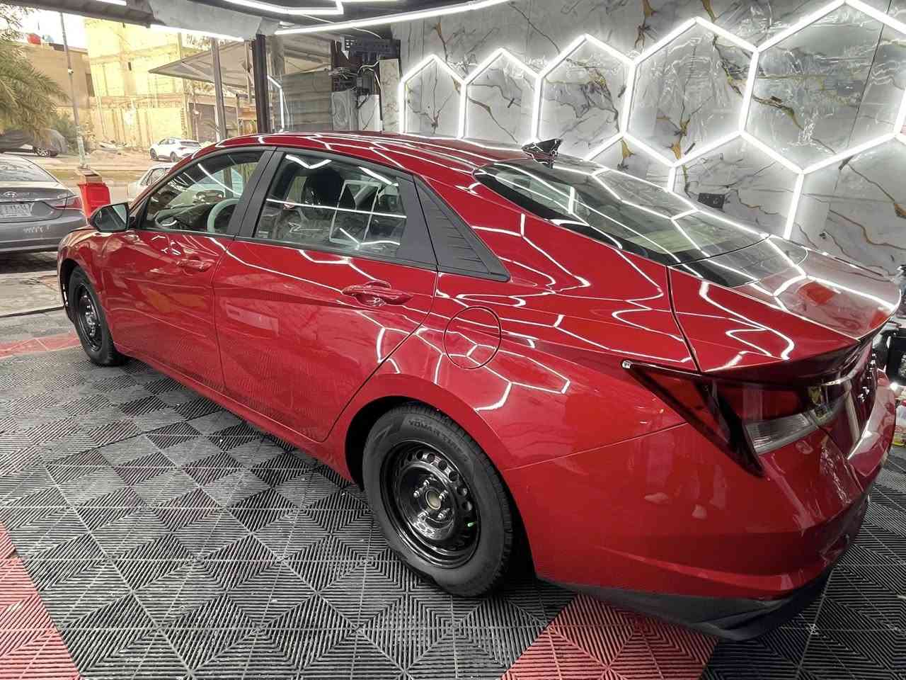 السلام عليكم النترا موديل 2021 حادث باب الصدر وجاملغ بارد بس الباب صبغ يعني قطعه وحده صبغ وبارد بلهلال كد اصبعين بدون ايرباك مواصفات شاشه دجتال متصله سايد بريك بصمه تدفئه كشنات رادرات امامي خلفي جانبي توقف ذاتي امامي خلفي ترحيب عند الاقتراب جنطه ذكيه عند الاقتراب تنفتح تخم تاير جديد باتري جديد مدوسمه كامله سياره كامله مابيهه نقص وبعد بيهه مواصفات بصمه تشغيل عن بعد السعر 158 وبيهه مجال بصيط الاستفسار *********** مكاني الشعب
