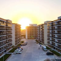 شقة للبيع – مجمع إيادي العدل 📐 المساحة: 130 م² 🏢 الطابق: الرابع 🌿 الإط...