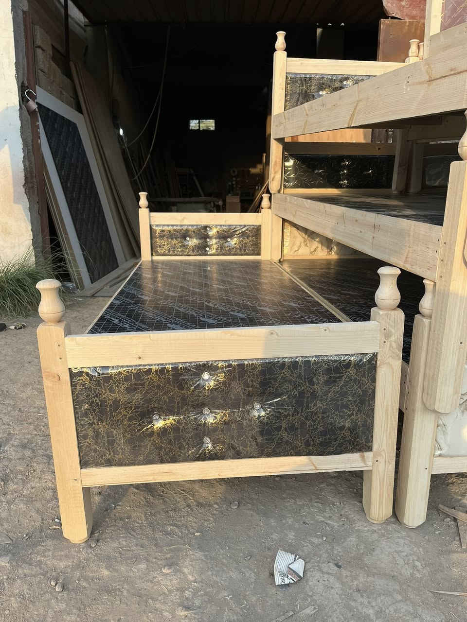 توفرت من جديد سرير نفر  مدوشم السعر 40 ألف فقط العنوان بهرز مقابل الدائره مال الكهرباء ***********
