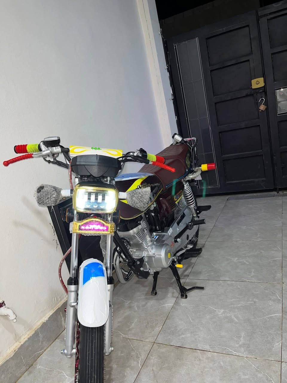 السلام عليكم 
 دراجه من نوع نامه برو لون ماروني❤️
4 گير موديل 25 ماشي 3000 كيلو متر فقط يعني صفر ما ماشي شيء قليل دراجه انا مطلعها علئ ايدي و مصروف عليها وياها قفل اني مشتري كير محرك كهربائيات كله بل شرط الفحص شاشة شغاله بيها مفاتيح 3 وبصمات كارات تشغيل 2 دهن احسن نوعيه اخلي  وكله كبس على وضع الشركة 
السعر750 وبي مجال قليل
 عنواني كركوك حي العسكري
للاستفسار مراسله الصفحة  او الاتصال بل واتس اب ***********
