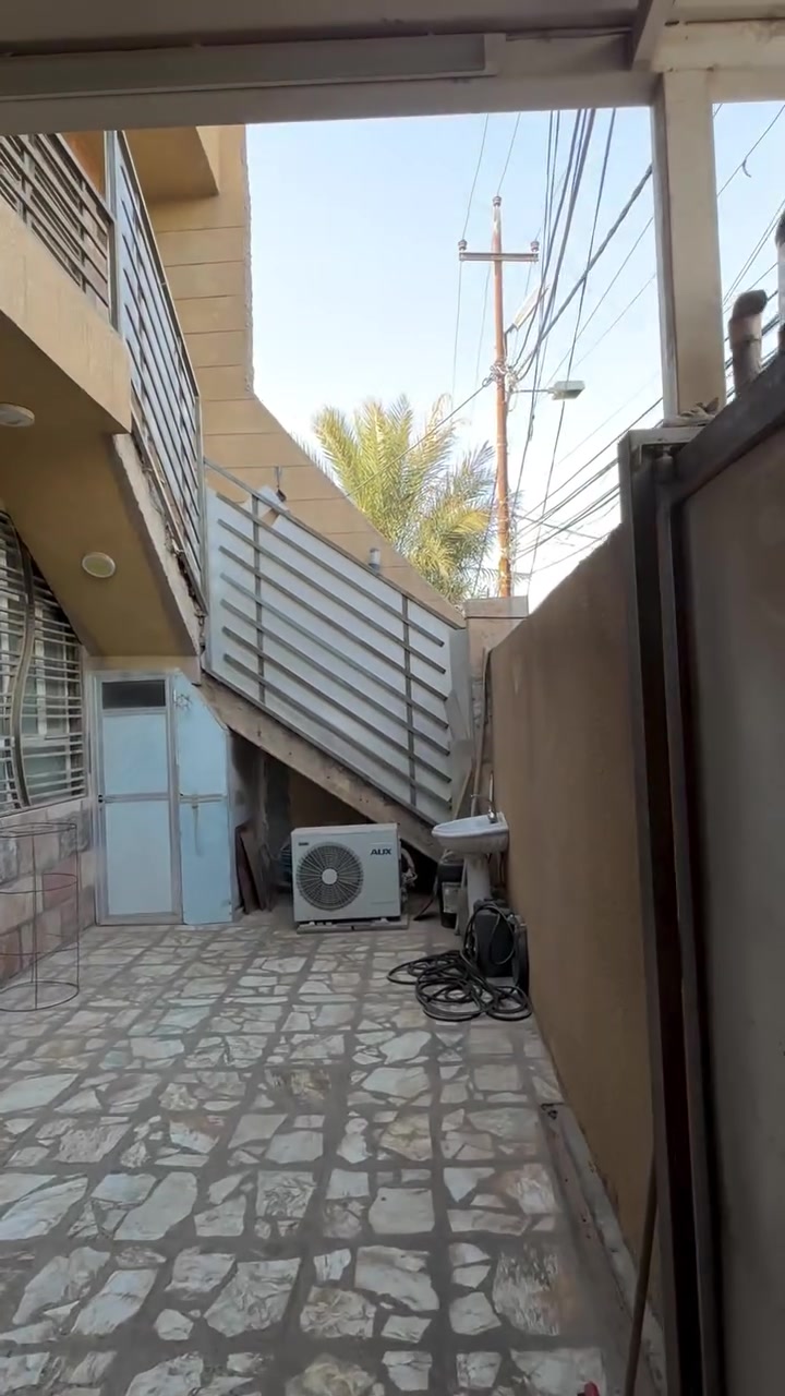 🏡فرصة مميزة للبيع بيت سكني أو استثماري في الكرامة 🔥

مجهز سبالت عدد 6 

كاونترات عدد 3 

منظومه كامرات مع ملحقاتها 

📍 الموقع:
الكرامة 4 – خلف التجاري شارع 60
مقابل مدرسة رأية الإسلام الابتدائية

📐 المساحة: 200 متر
🏢 البناء: 3 طوابق
🗓️ سنة البناء: 2019
✅ بحالة جيدة جداً

🔹 تفاصيل العقار:
▫️ الطابق الأرضي: بيت مستقل
▫️ الطابق الثاني والثالث: شقتان عدد 2
▫️ عدد غرف النوم: 5
▫️ عدد مجمع الصحية: 4
💵 👈 السعر 825 مليون قابل للتفاوض 👉

🌟 العقار مناسب للسكن العائلي أو للاستثمار
🌟 منطقة مخدومة بالكامل وقريبة من جميع الخدمات

📞 للاستفسار:
اتصال أو واتساب
***********
