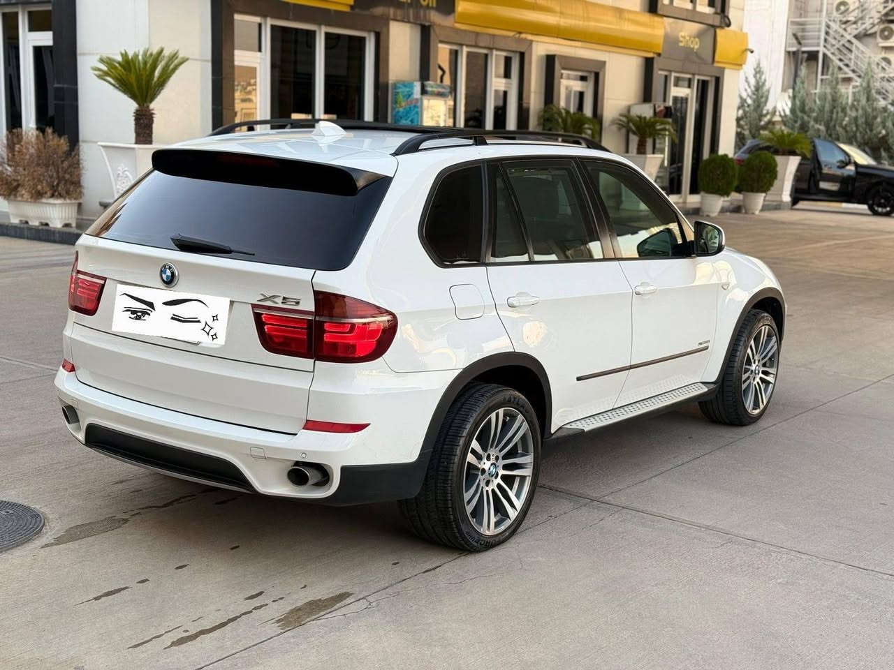 سياره BMW نوع X5 موديل ٢٠١٣ خليجي وكالة العروش بدون صبغ وبدون اي حادث السياره مكفوله من الدعاميه للدعاميه رقم سليمانيه الجديد الدولي باسمي وحاليا السياره في بغداد العامريه السياره ماشيه ٩٧ الف ميل
المواصفات 
محرك ٦سلندر n55 
بصمتين 
٥ كامرات محيطيه ٣٦٠ درجه
حساسيات محيطيه 
بنوروما
سيدي و سيدي جنجر بالجكمكه ٦ اقراص
مناخ منفصل والتبريد ثلج
تخم تاير جديد اقل من شهر من شاده
باب خلفي كهرباء 
السياره جاهزه من كل شي ومسويلها ادامه كامله  وتخم بلكات اصلي جديد وكويلات اصليه وتبديل دهن وفلتر الكير اصلي وكاله  والبطاريه قبل اسبوع بدلتها بنوع AC ديلكو ووصل الضمان موجود لمدة سنه  تبديل الزنون الى ليد للمازدات والبلوجكتر اضائه جدا قويه للمعلومات *********** ويوجد واتس اب
