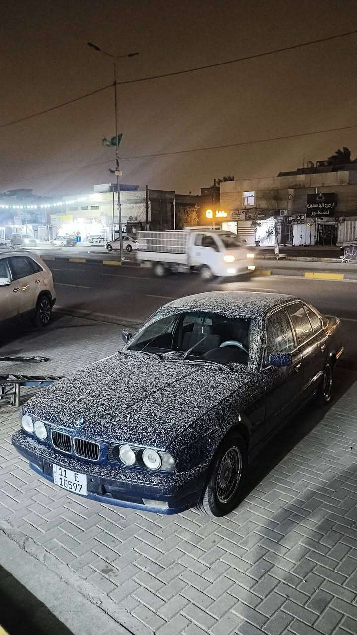 السلام عليكم ورحمة للبيع بي ام 525
كير مكينه تبريد كله شغال كهربائية كله شغاله 
السياره مصبوغه عام بدون حادث مكينه مفتوح مو مسكر 
غرفته بلاديه صدره جديد تخم تاير تخم ويل كله جديد
بسمي السياره هزه جديده 
مكاني بغداد حي العامل 
***********
السعر 55 وبيه مجال بسيط
