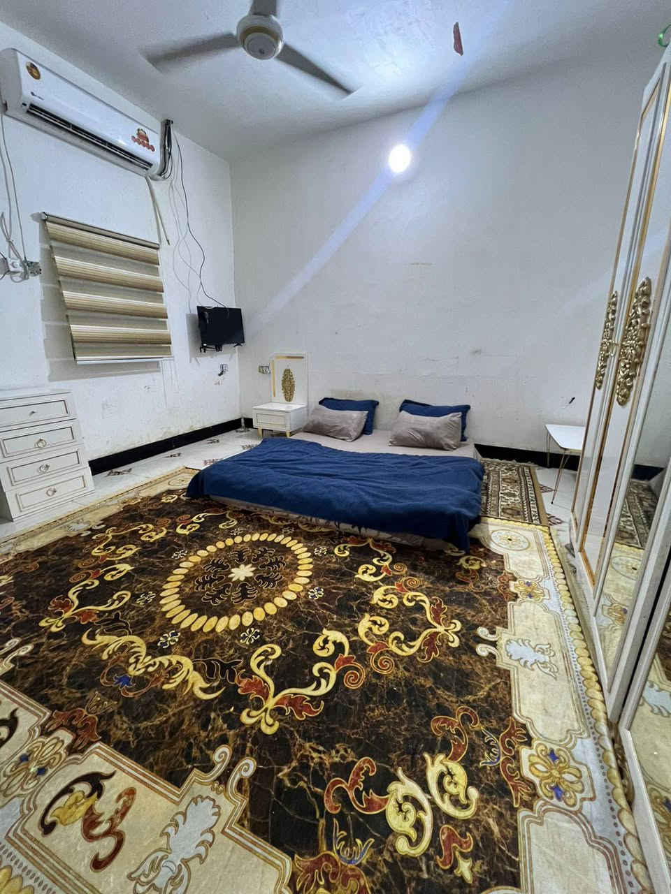 ***********
السلام عليكم بيت للبيع زراعي العنوان حي الجامعة الصخيين قبل لاتوصل للجسر قبل شارع المهندس فرع اسماك الفاخر يبعد عن الشارع الرئيسي ١٨٠متر 
المساحه ١٤٠متر بناء طابوق +بلوك اعكاده يحتوي على دوانيه ومطبخ وصاله جبيره وغرفتين وصحيات خارجيه داخليه  الستاره طابوقه موجود 
السعر ٦٥وبي مجال 
***********
