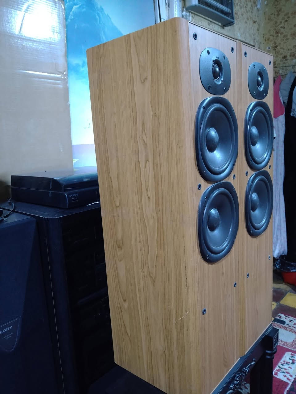 السلام عليكم ورحمة الله وبركاته ، من رخصة الآدمن ، سماعات صناعة دنماركي ماركة Jamo، الأرتفاع 80 سم ، العرض 21 سم ، العمق 28 سم ، وزن السماعة الواحدة 35 كيلو تقريباً ، صوت رخيم و رائع جداً ، السماعات أصلية بدون أي نقص أو خلل ، ممكن أستعمال هذه السماعات على مضخم صوت مسرحي ، أو مضخم صوت ستريو ، للإستفسار عن السعر أو أي شيء آخر الإتصال على الرقم *********** ، أو على الخاص ، مع تحياتي للجميع ، أخوكم المهندس المعماري حسين.
