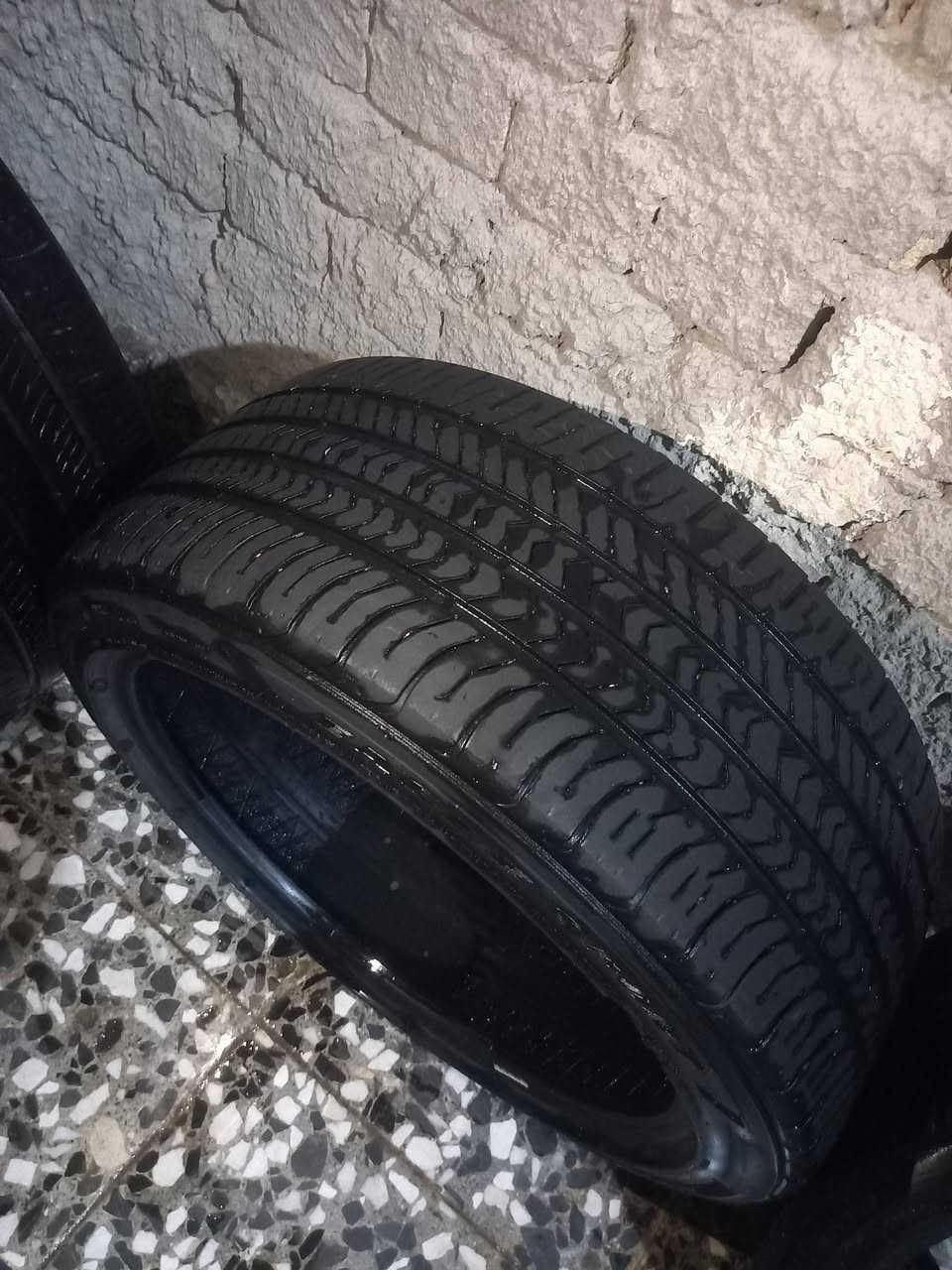 السلام عليكم عندي تخم جنت شاده k5 حجم 
235..40..ZR18
نظافتهن ٧٠ بالميه 
واحد مابي لا ركعه ولا فتيله 
و٣ تايرات كل تاير فتيله وحده 
السعر 100 
للاستفسار ***********
