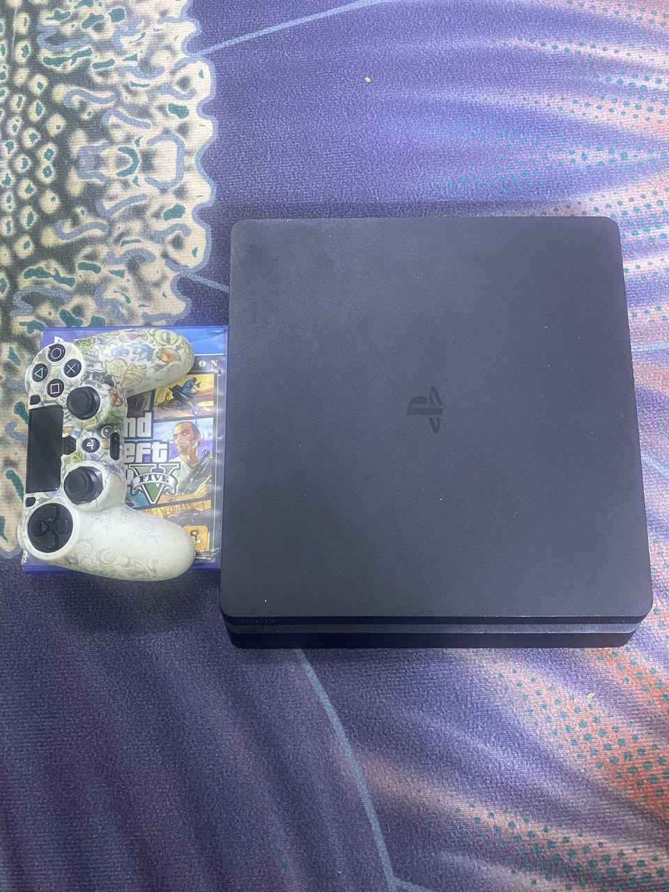 بلي فور نضيف ببرغي ممفتوح ✅
ويا GTA اولاين ويده اصليه رام الجهاز واحد تيرا ✅

السعر 275 

واذا ابيعلك حسابي الخاص الي بي فيفا 26 وروكت وفورت حلوات يصير ب 300 ✅

الموقع حي الاعلام 
الرقم 
***********
