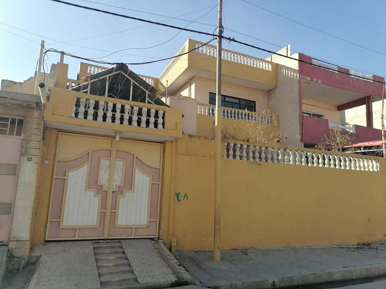 الدار للبيع مساحة 220 متر في حي المغرب طابقين كاشي وسيراميك وسقوف ثانويه غرفتين نوم وهول ومطبخ وصحيات واستقبال وكراج سيارة في الطابق الأرضي وغرفتين نوم وهول ومشتملات في الطابق الثاني للتواصل على الأرقام *********** ***********
