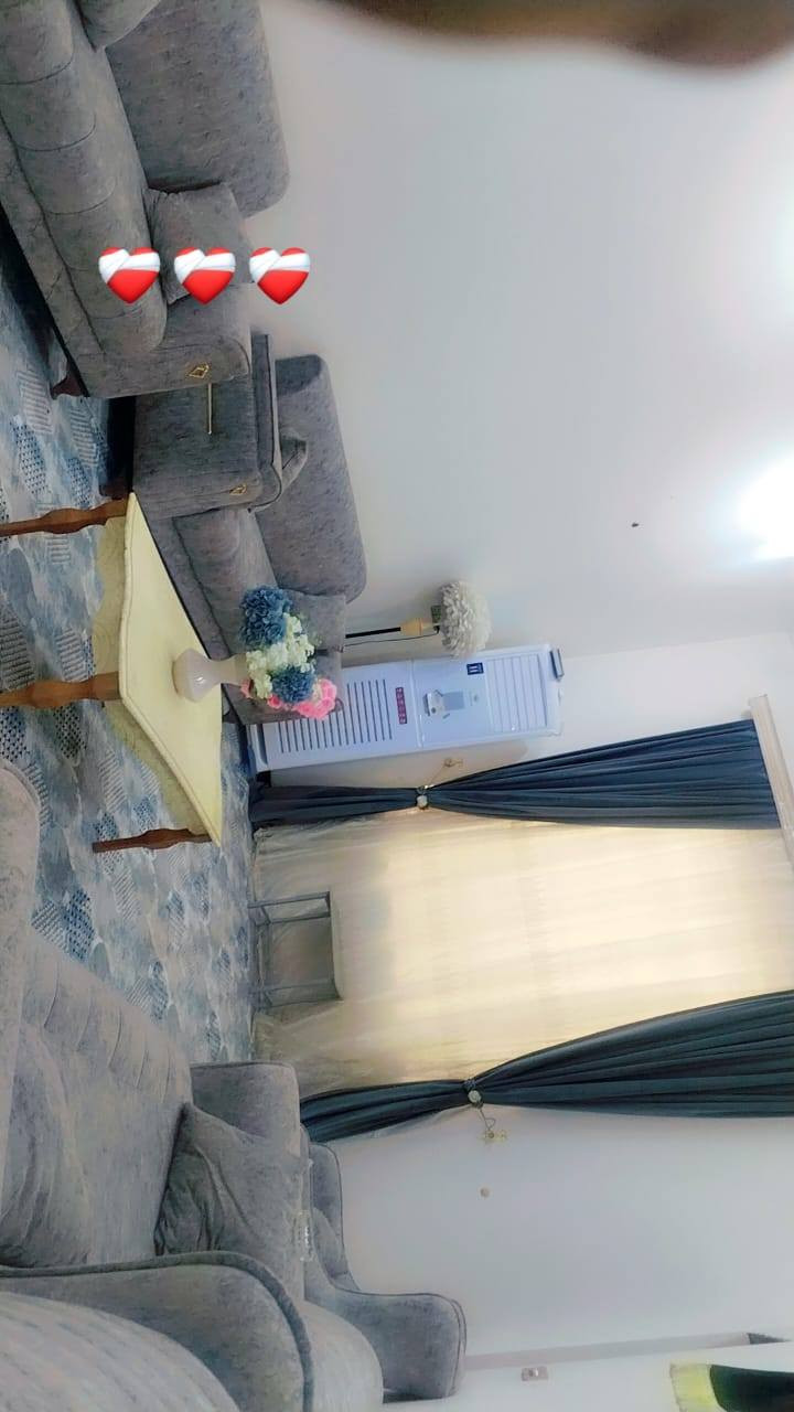 سلام عليكم بيت للبيع مساحه 200م  الشموع قرب مدينه العاب يبعد عن الشارع العام 40 م بيت درجه اولى السعر خاص رقم الهاتف ***********
