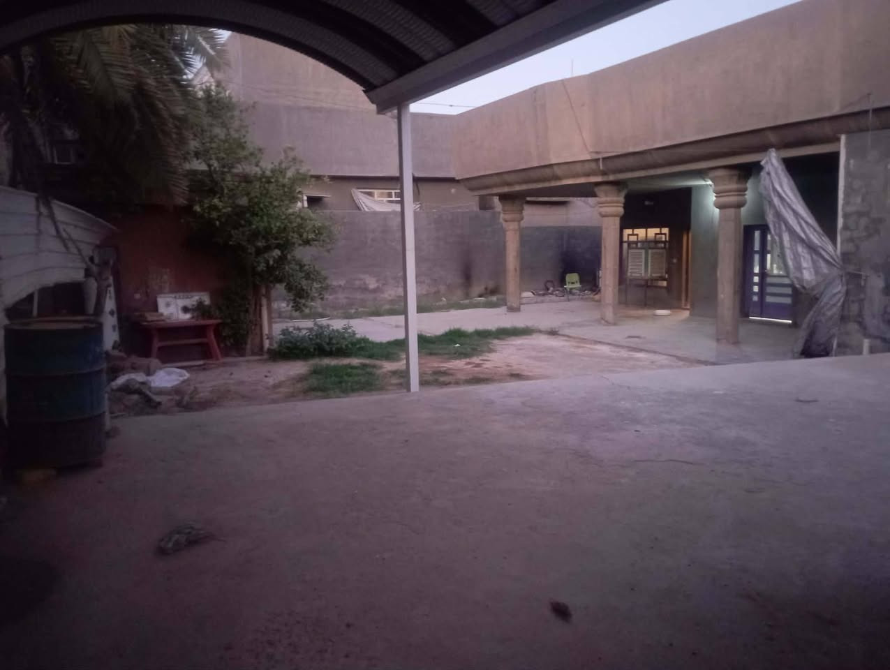 سلام عليكم دار للبيع مساحه 100متر سند 25 الموقع حي الجزائر ال بعليان البيت مرتب وحلو يحتوي عله صاله وكلدور وتلث غرف نوم ويا قطعه مساحه 400 متر كافه الخدمات من يرغب بشراء مراجعه مكتب عقارات الحسام السعر175 وبي مجال ويرهم إيجار 350 ***********
