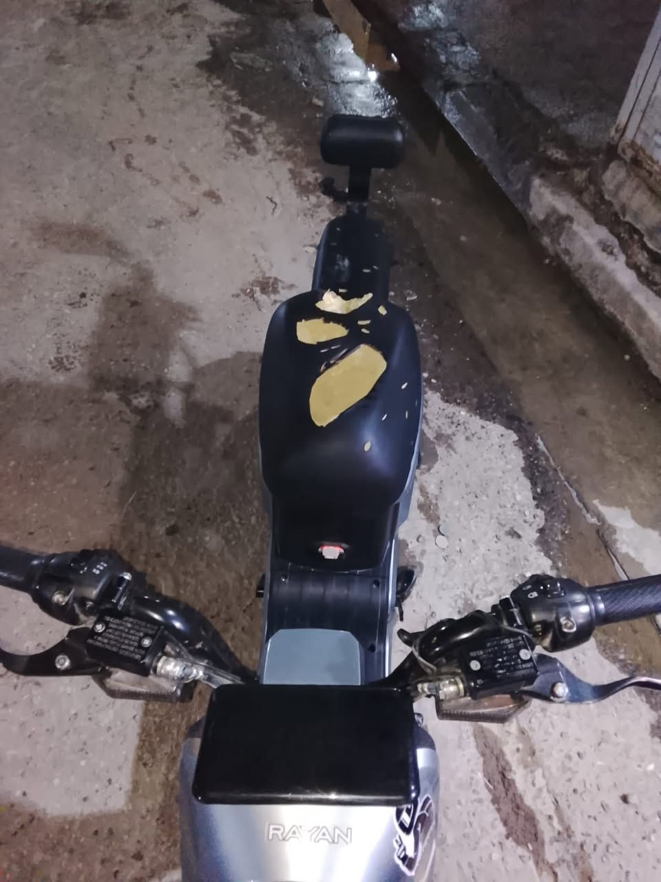 السلام عليكم دراجه شحن R9 من شركه الريان بطاريات ريان اصلي ما مبدله الدراجه مكفوله بيها نقوصات كشن وبربرينات وشخطه بل كڤر الدراجه تجي وياها بصمتين وبايدرات ومرايات وشاحنه اصليه العنون بغداد الدوره ابو دشير الرقم *********** 
السعر 375 وبيها للطيبين
