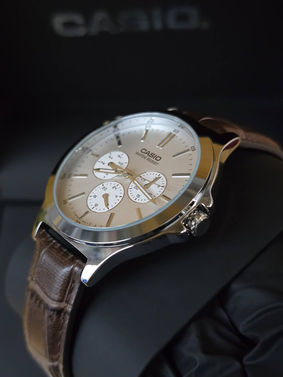 كاسيو 
⬛ موديل MTP-V300L-7A صنع في اليابان .. كاملة المرفقاة تجيك بالعلبة الاصلية وكيس الاصلي من شركة كاسيو اليابانية
السعر 80 الف ✅️
❗️أصلي ضمان دولي لمدة عامين من تاربخ الشراء 
✉️ شحن داخل العراق  
تواصل واتساب ***********☎️
⠀.........................................

⬛️ الحركة: بطارية على SR920SW عمر البطارية التقريبي 3 سنوات 
⬛️ سلسلة:MTP-V300L-7A
⬛️ سنتر ساعة نظام ٢٤ 
⬛️سنتر تاريخ شهري
⬛️سنتر تاريخ يومي
⬛️ سهولة الرؤية في الظلام عقارب لامينوس ليلا
⬛️ تصميم كلاسك متوافق مع جميع الضروف 
⬛️ السير: جلد طبيعي قهوائي من شركة كاسيو اليابانية 
⬛️ الزجاج: زجاج معدني مقاوم للخدوش 
⬛️ مقاومة الماء ولرذاذ الماء 
⬛️ القطر: 41.5 ملم
⬛️ الوزن: 49 g
⬛️ الجنس: ذكر
⭐️ الأكثر مبيعاً..... لا تشيل هم للسعر
