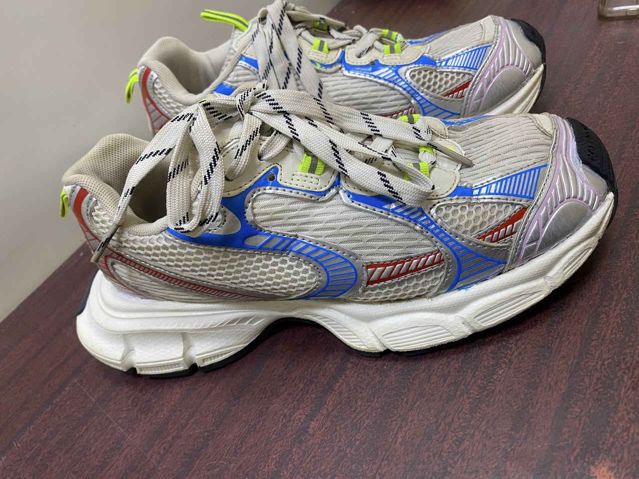 السلام عليكم 
حذاء بلنسياكا 
صنع فيتنامي 
قياس 42
سعر 25 الف 
مكاني بغداد بلديات 
رقمي *********** 
يوجد توصيل
