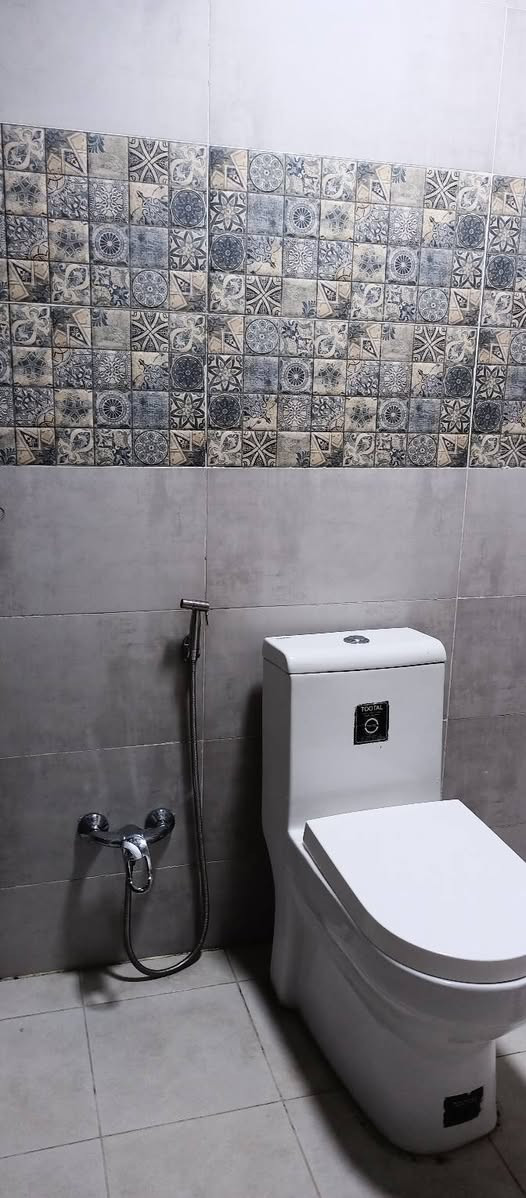 للبيع 100متر واجهه 7 ونص زراعي سند 25 وإقرار محكمه الدوره نهاية شارع ال 120 قبل سيطرة هور رجب على اليمين 4 غرف نوم صحيات 3 بناء حديث صب رفت تأسيس كهرباء ماء انترنت درجه اولى تبليط ارصفه اناره ليليه البيت بي نواقص بياض وسيراميك وارضيه 3 دقائق مشي عن المدارس ابتدائيه ومتوسطة واعداديه ومستوصف كلهن بناء حديث السعر 115 واتساب *********** ابو حيدر
