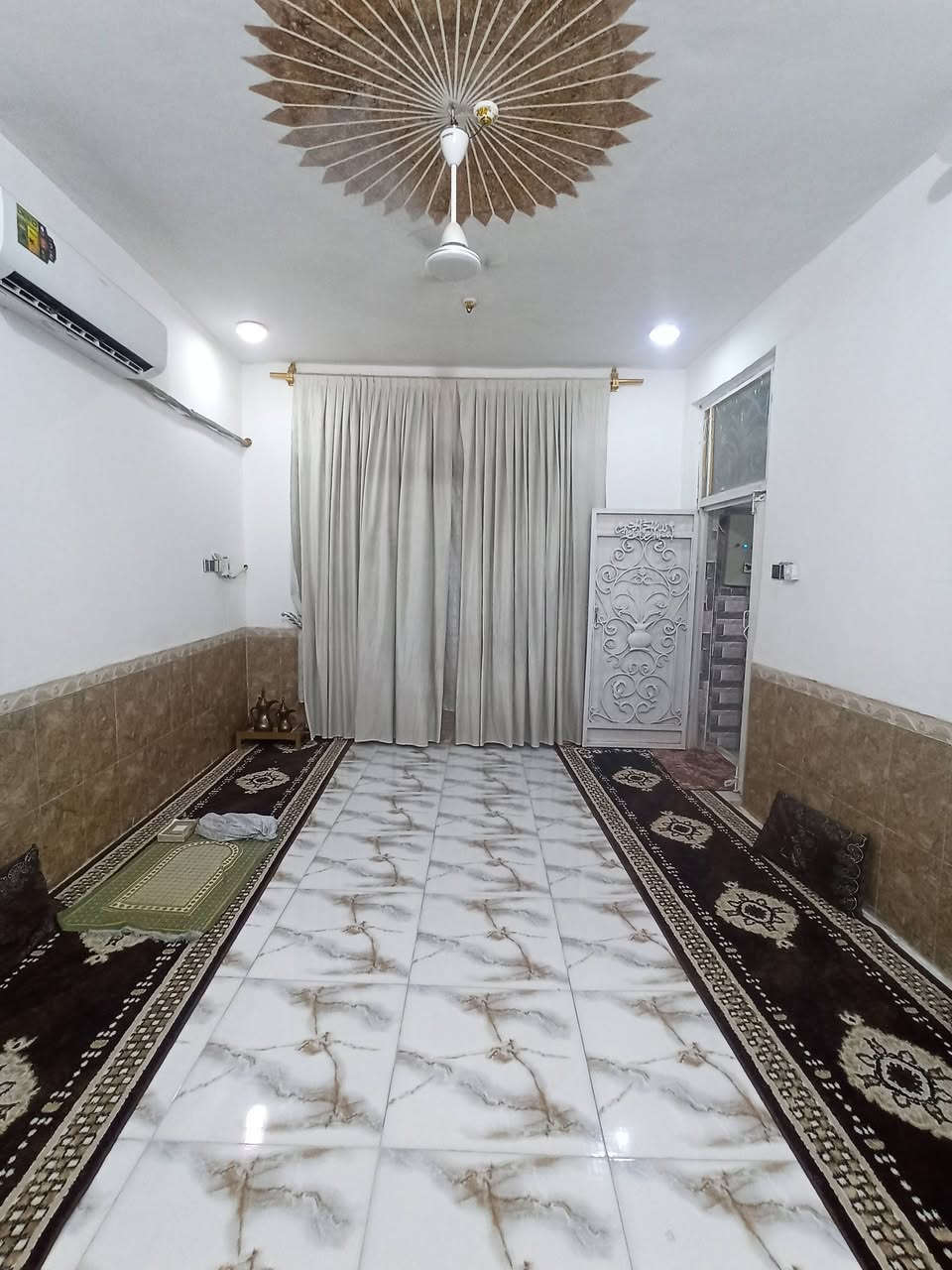 يا الله بيت للبيع طابو صرف 100 متر مربع 10في10 طابقين بيت نظيف وكبير مال جناي الله شاهد الطابق الاول ستقبال وصاله وغرفة نوم ومطبخ وصحيات خارجيه وترك وحمام داخلي ويه الترك أما الطابق الثاني يتكون من ثلاث 3 غرف نوم كبار  وصاله مجاري دفن كامله وتبليط وارصفه العنوان الفتاحيه حي الامام المهدي شارع الفوج قرب اسواق تحسين الاستفسار اتصال على الرقم *********** يوجد وات ساب
