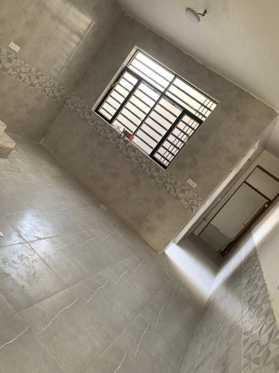 السلام عليكم بيت للبيع طابو سند ٢٥ المساحه ١٠٠ متر  كامل خدمات تبليط ماء كهرباء مجاري بناء جديد زيرو شغل درجه اولى يحتوي ع غرفتين نوم وصاله وستقبال مطبخ حار وبارد صحيات داخليه وخارجية السطح كامل شتايكر الإنتصار المهندسين  الاستفسار ***********
