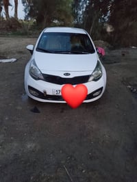 سياره كيا ريو للبيع موديل 13 محرك 1600 سياره حلوه والسعر 98 وبيها مجال...