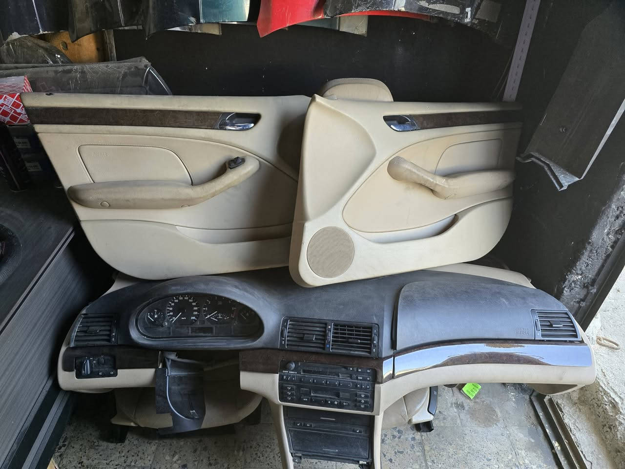 سلام عليكم 
غرفه bmw e46 صاج 
الموجود بل صوره شامل كلشي بل صوره من اغراض غرفه كهربائيات والملحقات 
سعرها ٦٢٥ بيه مجال 
موصل صناعه الكرامه 
***********
***********
اتصال واتس اب ماسنجر متواجد
