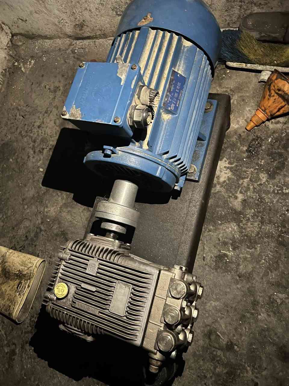 ضاغطه للبيع للاستفسار اتصل ***********
