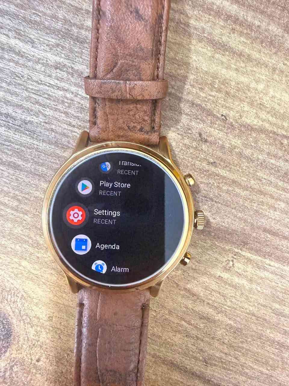 ✨ ساعة Fossil Gen 5 الذكية ⌚️
* 📱 تتوافق مع الآيفون والأنـدرويد.
 * 📞 إجراء واستقبال المكالمات.
 * 💓 قياس نبضات القلب والأنشطة الرياضية.
 * 🎨 هيكل ستيل ذهبي وردي مع سير جلد أنيق. الساعه باله مستخدمه سير جلد طبيعي اصلي 
السعر 85 الف مع التوصيل 
📥 للطلب واتساب ‭***********‬
