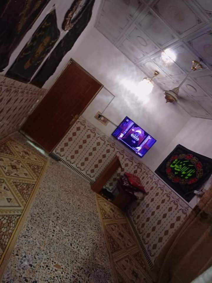 بيت للبيع 70 متر زراعي نظيف  يتكون من غرفه وصاله ومطبخ وصحيات ومكشوفه وبيتونه وطارمه  البيتونه بلوك بنائها وباقي لبيت طابوك سيراميك وكاشي وسقف ثانوي وسياج لشارع بلوك  بيت نظيف عكاده الأساس صبابه ولكاع كاشي  المكان النجف حي ميسان وراه سكله الكراعاوي السعر 50 الرقم ***********
